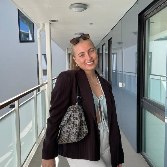 Meet your Posher, Tiril - Picture 1 of 1